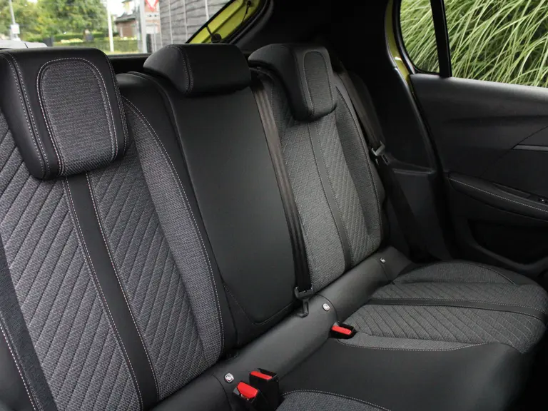 Peugeot 208 Hybrid 100PK e-DCS6 Allure Automaat Navigatie, Parkeerhulp voor & achter, Camera achter, Climate Control afbeelding 20