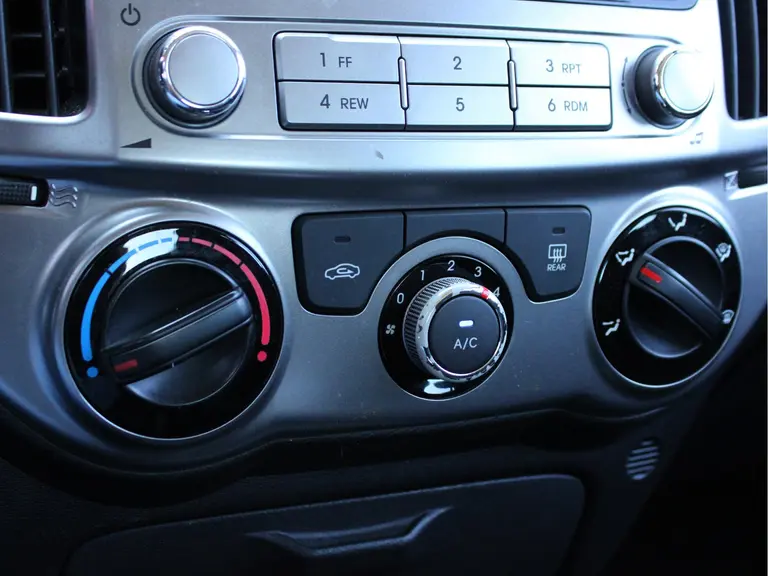 Hyundai i20 1.2i i-Motion 5-Deurs Afneembare Trekhaak, Airco, Parkeersensoren Achter, Radio/CD Speler afbeelding 18