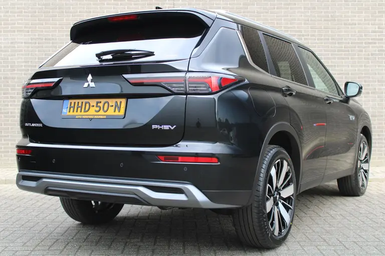 Mitsubishi Outlander 2.4 PHEV First Edition 20" LM velgen, Stuur+stoelverwarming, Standkachel, Premium audio, PDC V+A, Trekgewicht 1.600 KG. afbeelding 4