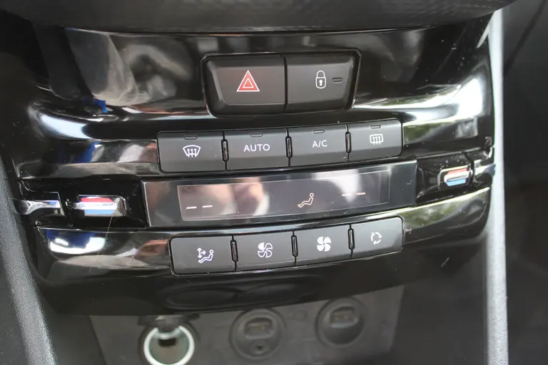 Peugeot 2008 1.2 VTi Allure Pack Premium Plus, Automaat, Trekhaak, All-Seasonbanden, Navigatie, Parkeersensoren voor en achter afbeelding 20