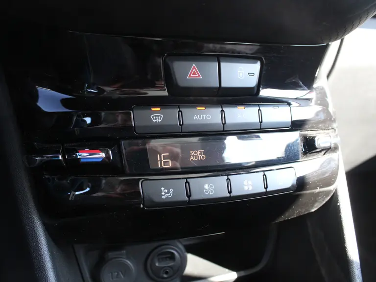 Peugeot 2008 1.2 PureTech 110PK Allure Trekhaak Achteruitrijcamera, Panoramadak afbeelding 23