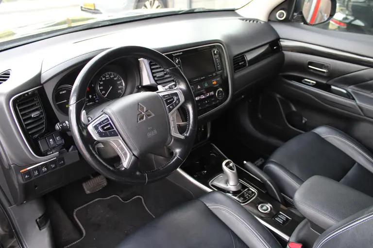 Mitsubishi Outlander 2.0 PHEV instyle+ Cruise/Climate control, Trekhaak, Sch.kanteldak,  Navigatie, Camera, Parkeersensoren Hybride batterij capaciteit: 34,2 Ah. Trekgewicht 1.500 kg. afbeelding 12
