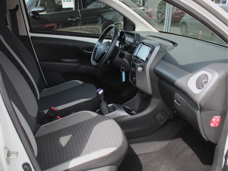 Toyota Aygo 1.0 VVT-i x-play Navigatie, Achteruitrijcamera, Carplay/Android Auto, Bluetooth, Airco afbeelding 33