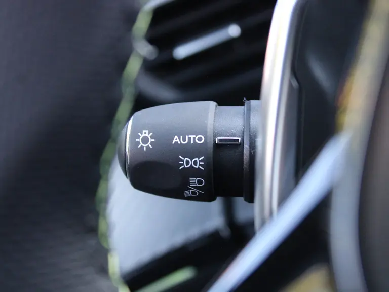 Peugeot 2008 1.2 PureTech 130PK GT EAT8 Automaat Alcantara Leder, Navigatie, Stoelverwarming & Massage, 360 Camera, Keyless afbeelding 25