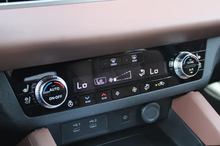 Mitsubishi Outlander 2.4 PHEV Instyle+ Lederen interieur, Elek.glazen panoramadak, Massage stoelen, 20" LM velgen, afbeelding 33