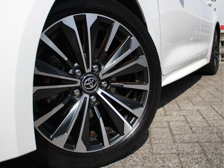 Toyota Corolla 1.8 Hybrid First Edition Automaat Achteruitrijcamera, Parkeersensoren Voor/Achter, Stoelverwarming, Cruise Control Adaptief, Climate Control afbeelding 3