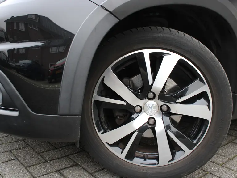 Peugeot 2008 1.2 PureTech GT-Line 110PK EAT6 Automaat Panoramadak, Camera Achter, Parkeerhulp achter, Lichtmetalen velgen afbeelding 2