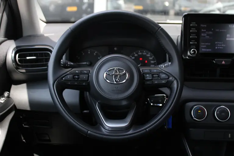 Toyota Yaris 1.0 VVT-i Active Achteruitrijcamera, Bluetooth, Cruise Control Adaptief, Airco afbeelding 24