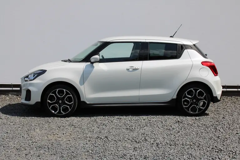 Suzuki Swift 1.4 Sport met Apple Carplay/ Android Auto, Dealer onderhouden, Cruise control en Achteruitrij Camera. afbeelding 2