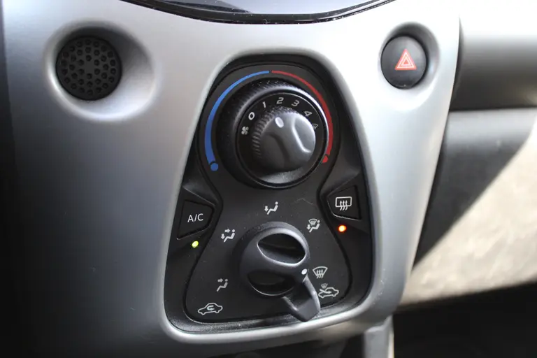 Toyota Aygo 1.0 VVT-i x-nav Achteruitrijcamera, Navigatie, Airco, Bluetooth afbeelding 19