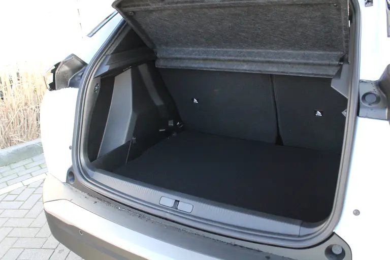 Peugeot 2008 1.2 PureTech 100PK Allure Navigatie, Camera Achter, Draadloze telefoonlader, Parkeerhulp voor en achter afbeelding 18