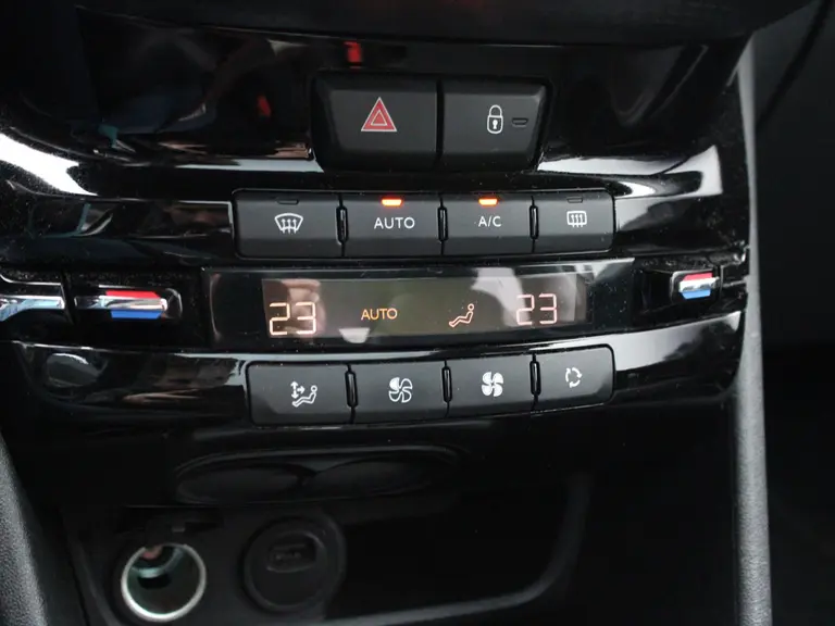 Peugeot 2008 GT-Line 1.2 PureTech 110PK EAT6 Automaat Panoramadak, Camera Achter, Parkeerhulp achter, Lichtmetalen velgen afbeelding 27