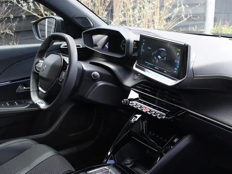 Peugeot e-2008 EV GT 50 kWh Navigatie, Lichtmetalen velgen 18 inch, Keyless Entry, Dodehoek detectie afbeelding 16