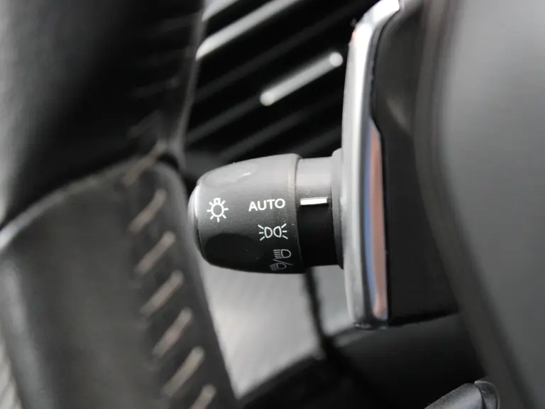 Peugeot 2008 Allure 1.2 PureTech 130PK EAT8 Automaat Navigatie, Achteruitrijcamera, Parkeersensoren, Dab, Apple Carplay. Android Auto afbeelding 19
