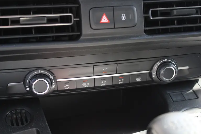 Peugeot Partner 1.5 BlueHDi 100PK S&S L1 Navigatie, Achteruitrijcamera, Trekhaak, Dab, Bluetooth, Parkeersensoren voor & achter afbeelding 27