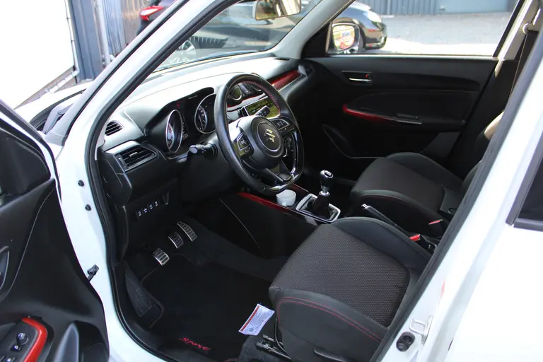Suzuki Swift 1.4 Sport met Apple Carplay/ Android Auto, Dealer onderhouden, Cruise control en Achteruitrij Camera. afbeelding 8