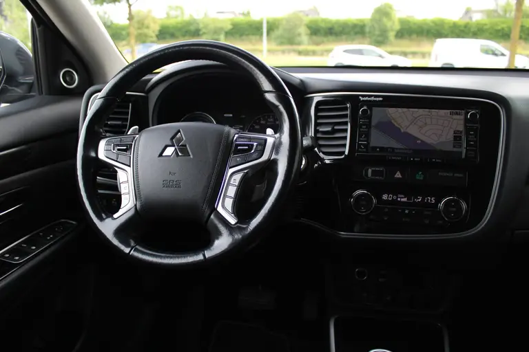 Mitsubishi Outlander 2.0 PHEV instyle+ Cruise/Climate control, Trekhaak, Sch.kanteldak,  Navigatie, Camera, Parkeersensoren Hybride batterij capaciteit: 34,2 Ah. Trekgewicht 1.500 kg. afbeelding 28