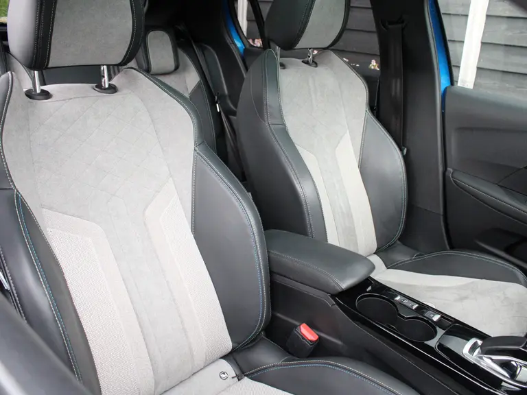 Peugeot e-208 GT Pack 50 kWh 136PK Navigatie, Alcantara Leder, Achteruitrijcamera, Keyless, Panoramadak, Parkeersensoren Voor & Achter afbeelding 17