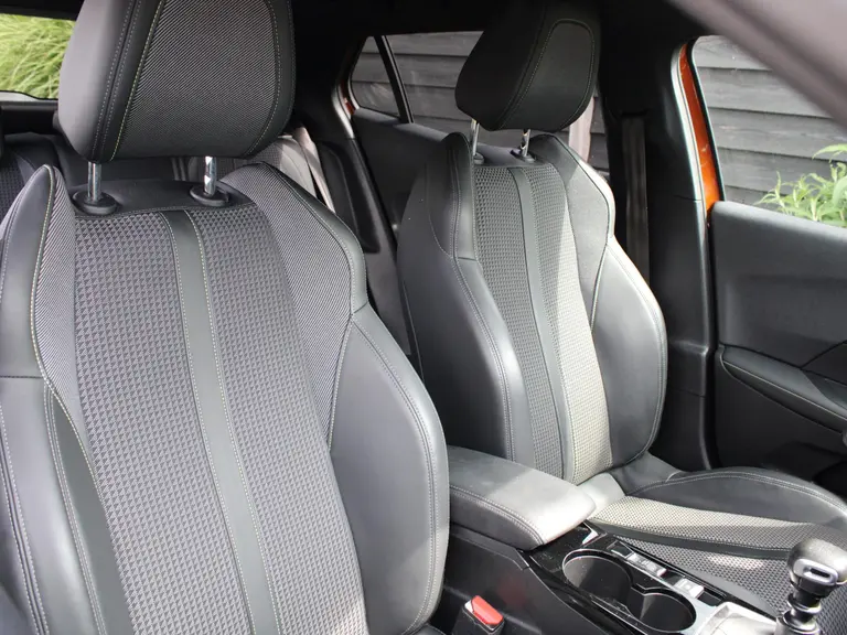 Peugeot 2008 GT-Line 1.2 PureTech 130PK Trekhaak, Navigatie, Achteruitrijcamera, Keyless Start, Parkeersensoren afbeelding 15