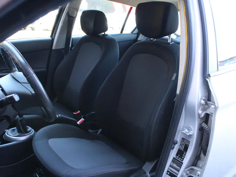 Hyundai i20 1.2i i-Motion 5-Deurs Afneembare Trekhaak, Airco, Parkeersensoren Achter, Radio/CD Speler afbeelding 6