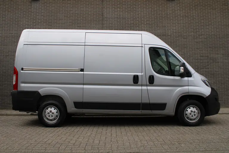 Peugeot Boxer 330 2.2 BlueHDi 140 L2H2 Asphalt CruiseControl, Trekhaak, Airco, Navigatie, Achteruitrijcamera, DAB Radio afbeelding 2