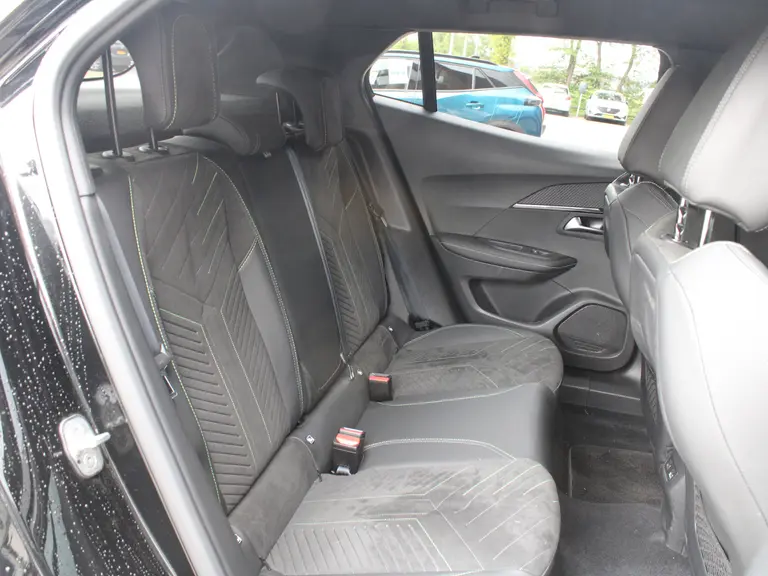 Peugeot 2008 GT 1.2 PureTech 130PK EAT8 Alcantara, Stoelverwarming, Camera, Navigatie, Cruise controle adaptief afbeelding 30