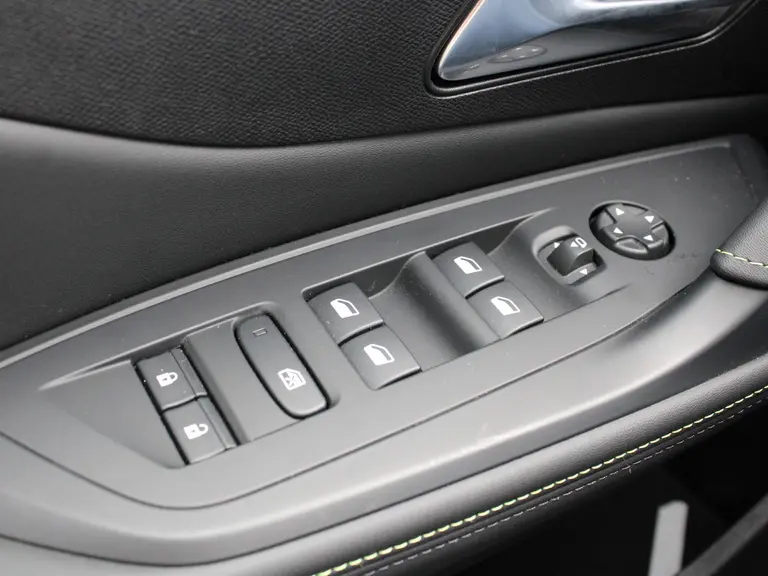 Peugeot e-308 SW GT 54 kWh 156PK Navigatie, Achteruitrijcamera, Stoel en Stuurverwarming, Parkeersensoren Voor & Achter afbeelding 16