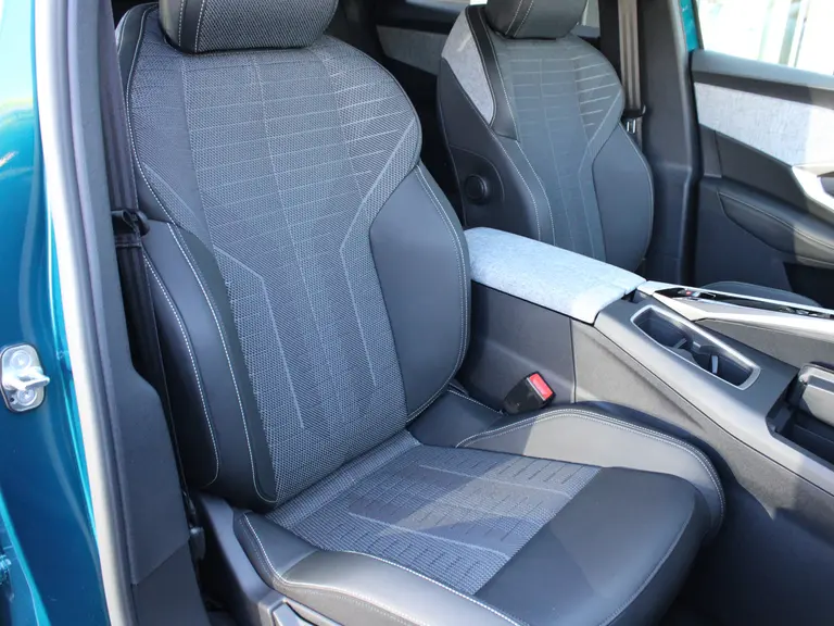 Peugeot 3008 GT 1.2 Hybrid 136PK e-DCS6 Automaat 360 Camera, Navigatie, Elektrische Achterklep, Parkeerhulp voor & achter afbeelding 47