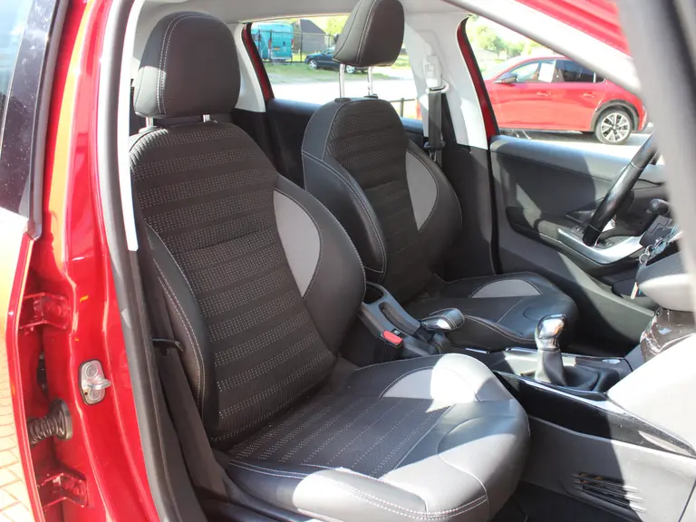 Peugeot 2008 1.2 PureTech 110PK Allure Trekhaak Achteruitrijcamera, Panoramadak afbeelding 26