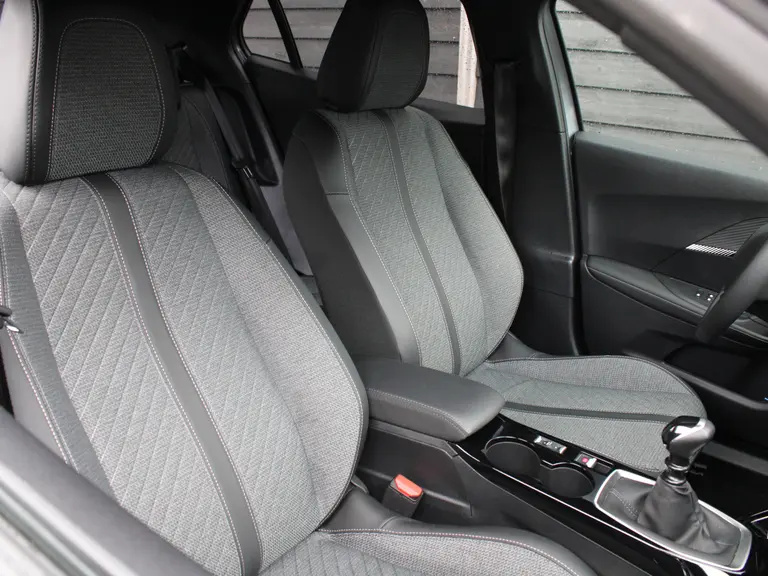 Peugeot 2008 1.2 PureTech 100PK Allure Navigatie, Achteruitrijcamera, Apple Carplay, Android Auto, Parkeersensoren Voor & Achter afbeelding 13
