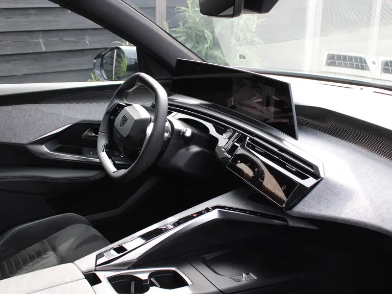Peugeot 3008 GT 1.2 Hybrid 136PK e-DCS6 Automaat Navigatie, Rondomzichtcamera, Stoel & Stuurverwarming, Elektrische Achterklep, Alcantara afbeelding 17