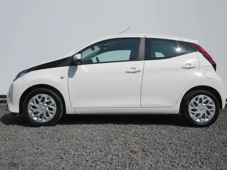 Toyota Aygo 1.0 VVT-i x-play, Camera, 1e Eig. en Dealer Onderhouden, Apple Carplay/ Android Auto afbeelding 2