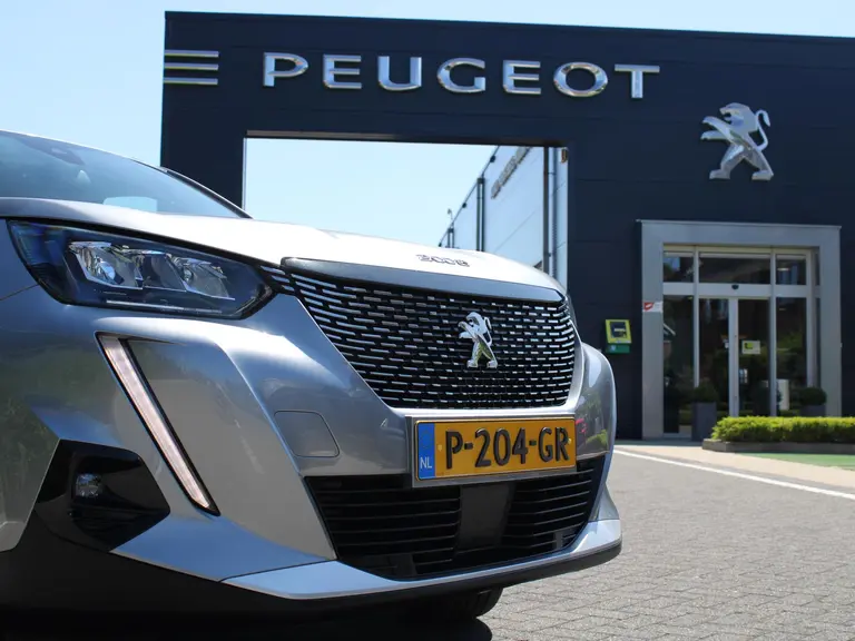 Peugeot 2008 Allure 1.2 PureTech 130PK EAT8 Automaat Navigatie, Achteruitrijcamera, Climate Control, Cruise Control, Trekhaak afbeelding 3