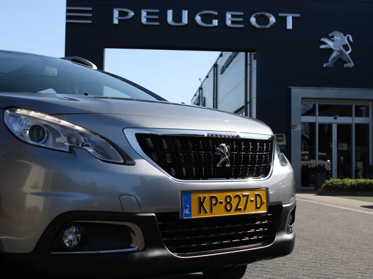 Peugeot 2008 1.2 PureTech 82PK Blue Lion Navigatie, Trekhaak, Parkeersensoren Achter, Apple Carplay, Android Auto, Panoramadak afbeelding 3