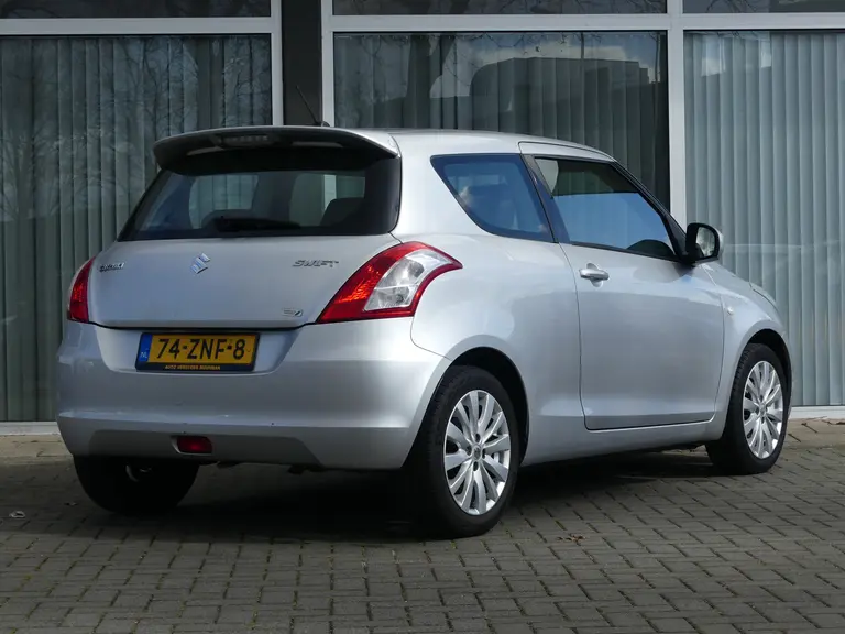 Suzuki Swift 1.2 Bandit EASSS Cruise Control, Stoelverwarming, 16" Lichtmetalen Velgen, Airco, Dealer Onderhouden afbeelding 3