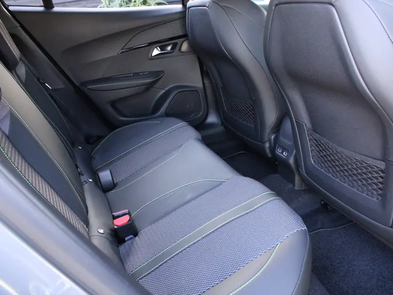 Peugeot 2008 GT 1.2 Hybrid 145PK Automaat Navigatie, Camera 360, Adaptieve cruise control, Lichtmetalen velgen afbeelding 38