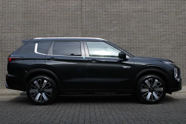 Mitsubishi Outlander 2.4 PHEV First Edition 20" LM velgen, Stuur+stoelverwarming, Standkachel, Premium audio, PDC V+A, Trekgewicht 1.600 KG. afbeelding 2