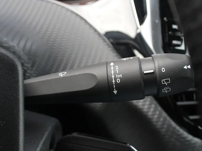 Peugeot 2008 1.2 PureTech Active 110PK Climate Control, Trekhaak, Navigatie afbeelding 14