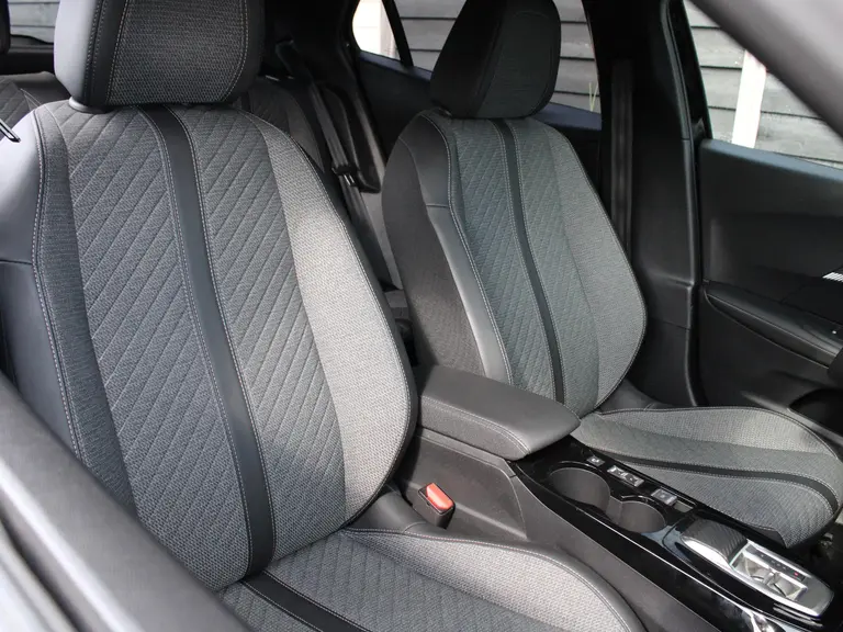 Peugeot 2008 Allure 1.2 PureTech 130PK EAT8 Automaat Navigatie, Camera Voor & Achter, Adaptieve Cruise Control, Dodehoek, Parkeersensoren afbeelding 14