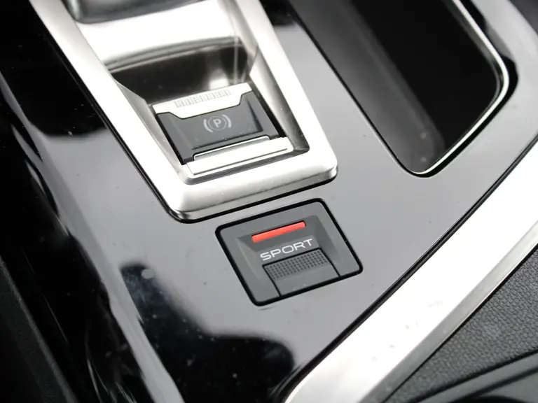Peugeot 3008 GT Line 1.6 PureTech 180PK EAT8 Automaat Navigatie, Keyless, Achteruitrijcamera, Panoramadak, Elektrische Kofferbak afbeelding 36