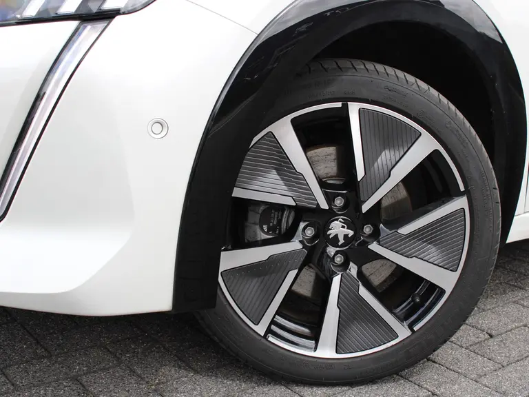 Peugeot e-208 EV GT Pack 50 kWh 136PK Navigatie, Achteruitrijcamera, Panoramadak, Stoelverwarming, Adaptieve Cruise Control afbeelding 2