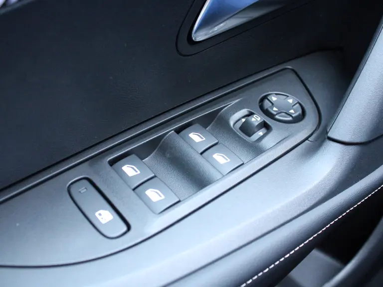 Peugeot 2008 Allure 1.2 Hybrid 145PK e-DSC6 Automaat Navigatie, Keyless, Parkeersensoren, Draadloze telefoonlader, Halflederen Bekleding afbeelding 15