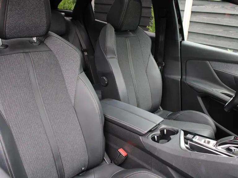 Peugeot 3008 GT Line 1.6 PureTech 180PK EAT8 Automaat Navigatie, Keyless, Achteruitrijcamera, Panoramadak, Elektrische Kofferbak afbeelding 18