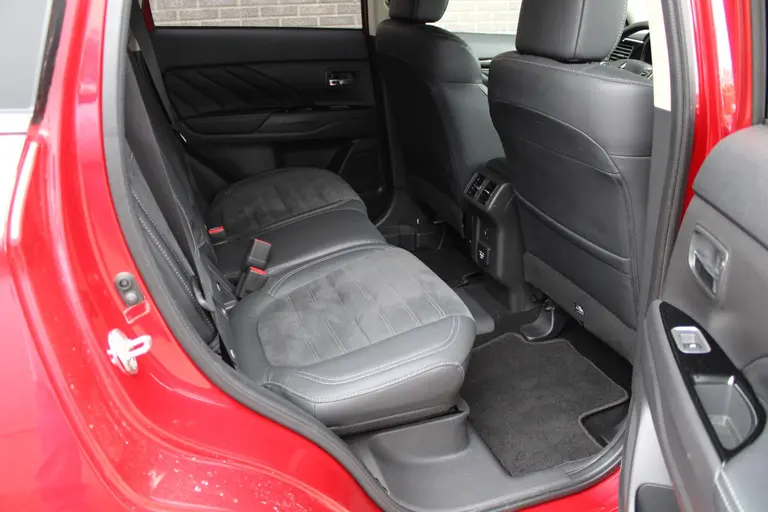Mitsubishi Outlander 2.4 PHEV Intense+ Cruise/Climate control, Apple carplay/Android auto, Camera, Stoelverwarming, 18"LM velgen, afbeelding 28