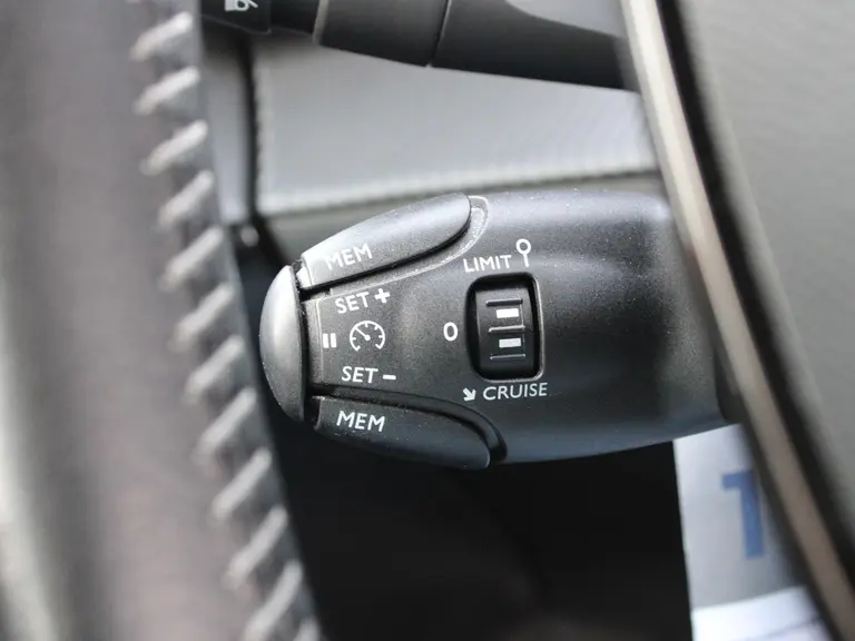 Peugeot 208 Active 1.2 PureTech 100PK Parkeersensoren, Navigatie, Airco, Apple Carplay, Android Auto afbeelding 18