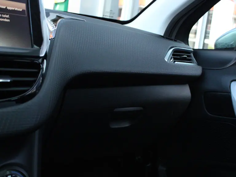 Peugeot 2008 1.2 PureTech 82PK Blue Lion Navigatie, Trekhaak, Parkeersensoren Achter, Apple Carplay, Android Auto, Panoramadak afbeelding 26