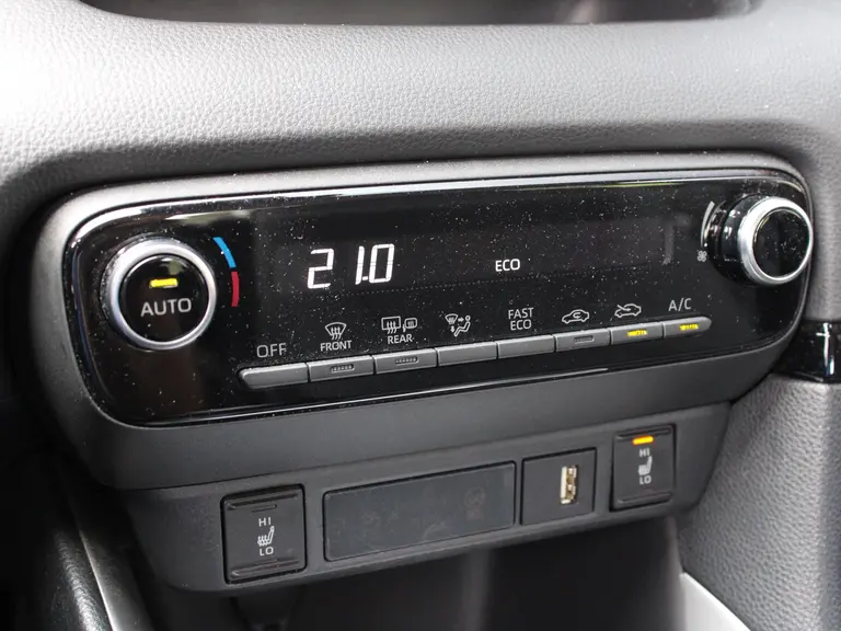 Toyota Yaris Dynamic 1.5 Hybrid 115PK Automaat Lichtmetalen velgen, Achteruitrij camera, Climate Control, KeylessEntry, AppleCarplay/Android Auto Navigatie afbeelding 23