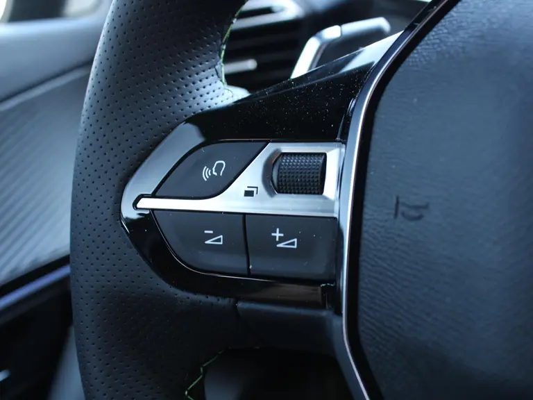 Peugeot 2008 GT 1.2 Hybrid 145PK Automaat Navigatie, Camera 360, Adaptieve cruise control, Lichtmetalen velgen afbeelding 32