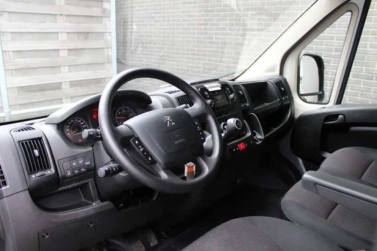 Peugeot Boxer 330 2.2 BlueHDi 140 L2H2 Asphalt CruiseControl, Trekhaak, Airco, Navigatie, Achteruitrijcamera, DAB Radio afbeelding 21