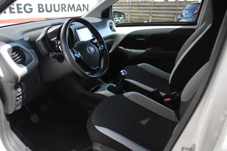 Toyota Aygo 1.0 VVT-i x-play Achteruitrijcamera, Bluetooth, Airco, Apple Carplay/Android Auto afbeelding 15